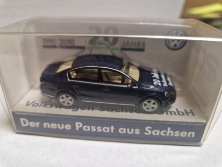 Wiking PKW VW Passat Limousine blau metallic 20 Jahre VW Sachsen 