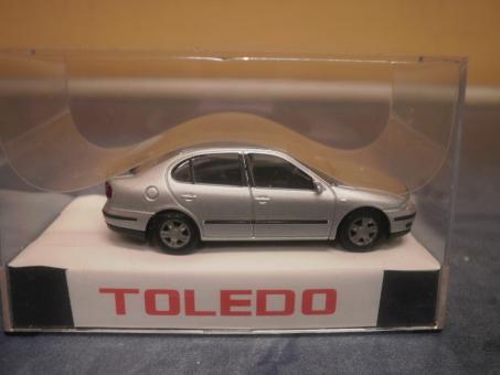 AWM PKW Seat Toledo rot oder weiss 