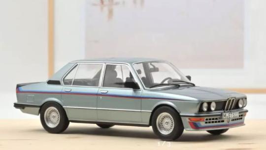 NOREV 1:18 BMW M535i 1980 - Blue met with stripes 