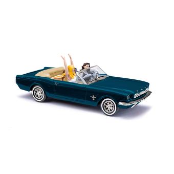 Busch Ford Mustang Cabrio mit Figuren 47528 