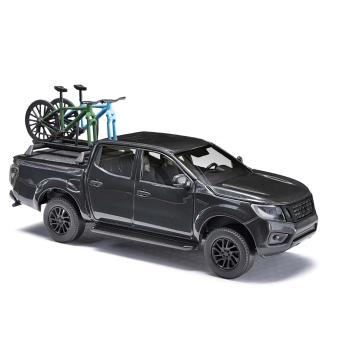 Busch Nissan Navara mit zwei Bikes 53724 