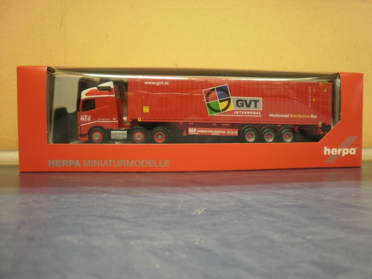 DS Automodelle Modellbauvertrieb | Herpa LKW Volvo FH4 Glob/Aerop.45'  Cont-SZ GVT | purchase online